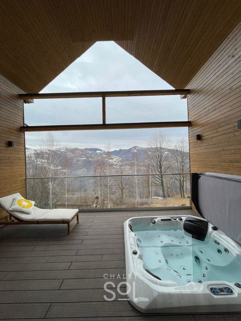 The private jacuzzi on the terrace, open to the mountain line